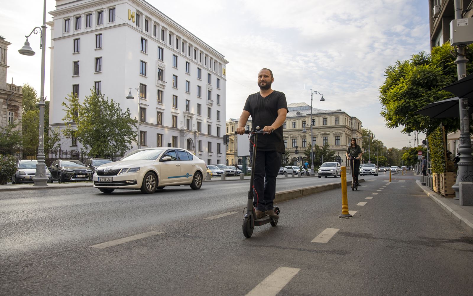 Trotineta electrică din poza este modernă și ieftintă, perfectă pentru deplasări rapide prin oraș. Cauti o trotinetă electrică ieftină și bună? Modelele de trotineta electrica eERides oferă performanță excelentă si se pot comanda pe eMAG la oferte variate pentru trotinete electrice de top. Trotineta electrică este asemanatoare Xiaomi, economică, ideală pentru naveta zilnică. Descoperă trotineta electrică perfectă pentru tine!